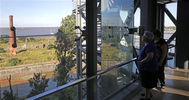 Desde el Hotel de los Inmigrantes y su museo, a través de paredes transparentes, una vista privilegiada del Río de la Plata