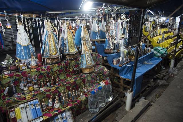 Efigies de la Virgen, de todo tamaño, se venden como souvenires en santerías y en la calle