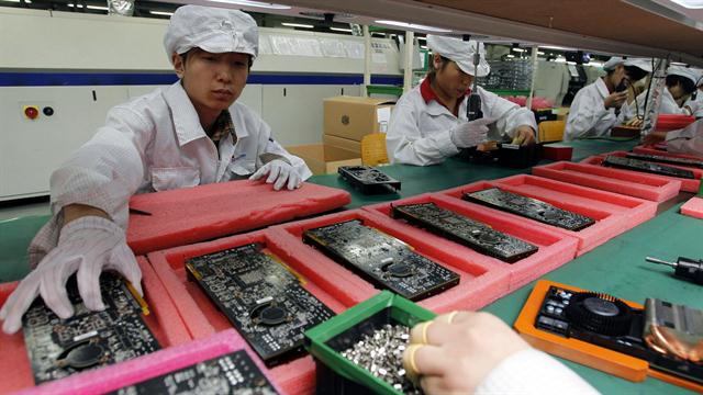 Una línea de ensamblado de la compañía taiwanesa Foxconn, que tiene más de un millón de empleados