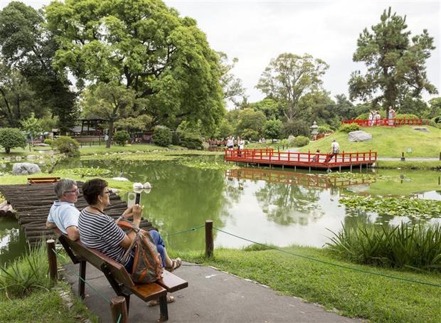 En el Jardín Japonés, los visitantes buscan conectarse con la naturaleza